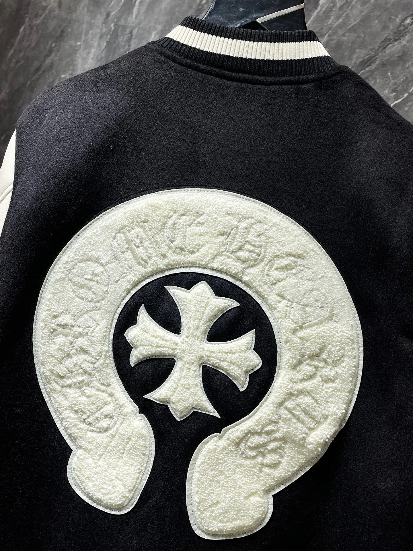 P436 new highest version! Chrome Hearts 🍁Winter clothing is here🍁 Sanskrit cross woolen leather sleeves spliced ​​with baseball embroidery cotton clothing, heavy embroidery ➕ both sleeves and the whole leather. Counter synchronization, heavy industry! ! Customized version of thickened woolen fabric, silk lining, customized version of hardware, not the ordinary version on the market! ! 🌈Recommended color: black and white color matching🌈Code number: S, M, L, XL
